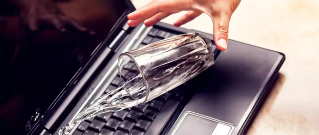 ریختن آب روی لپ تاپ